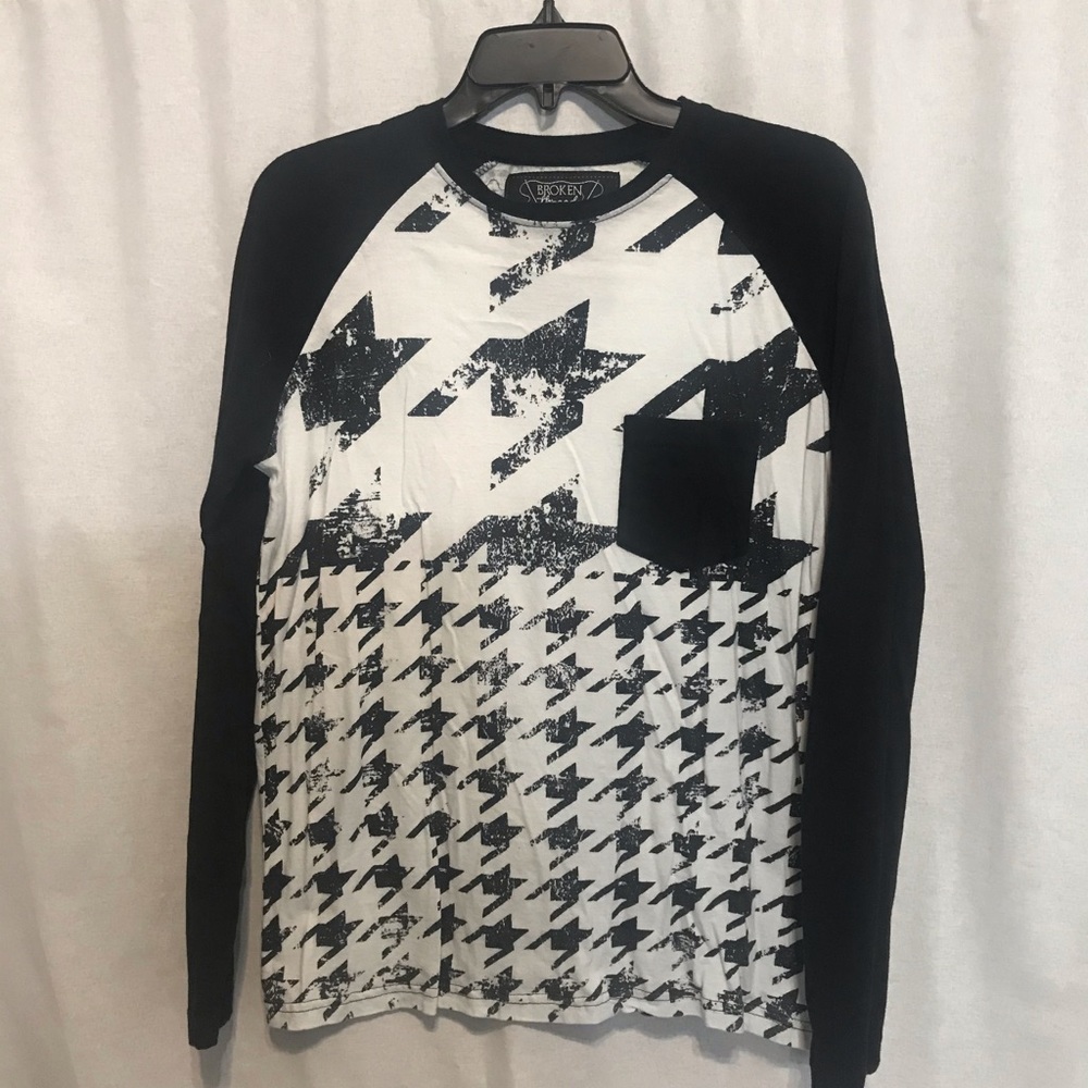 Broken thread T-shirt size small